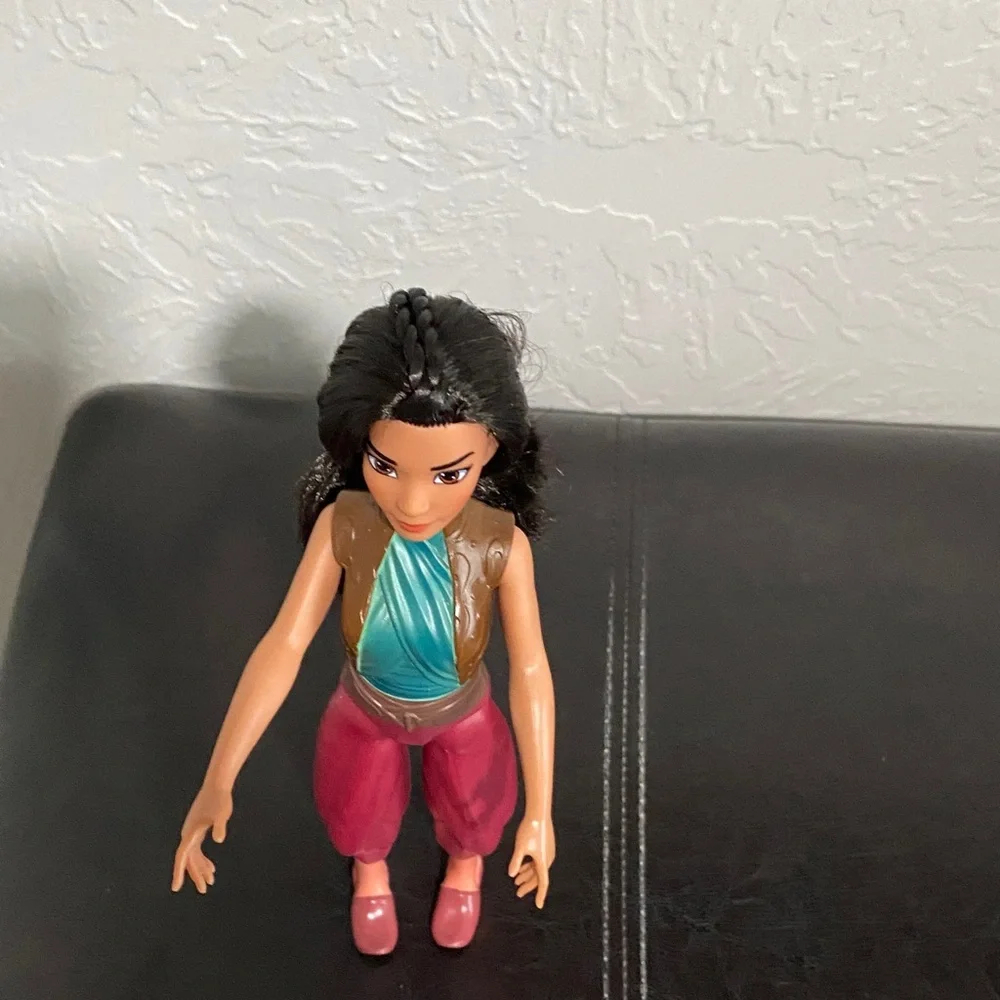 Disney Pricess Raya Doll with Teal and Burgundy Outfit